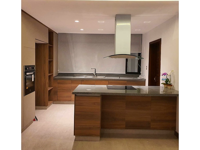 Diseño cocina lineal moderna Ecuador