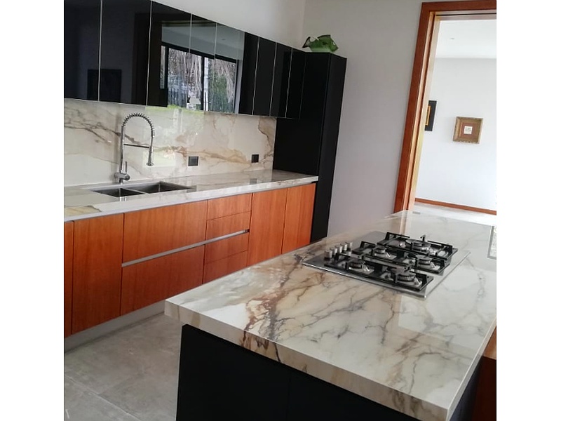 Mesones porcelanato Macael Ecuador