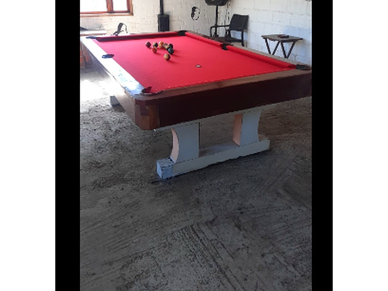 Mesas de billar con forro rojo Ambato 