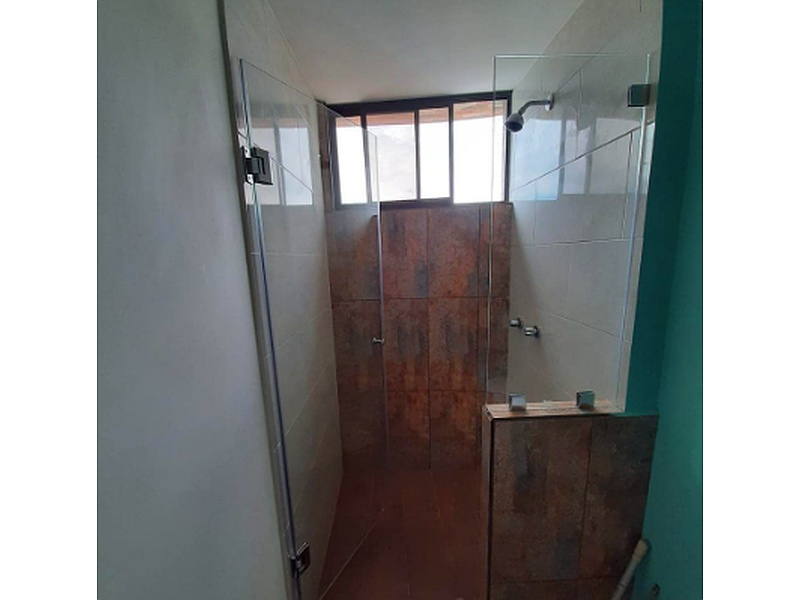 Puerta vidrio acabado bronce Ecuador