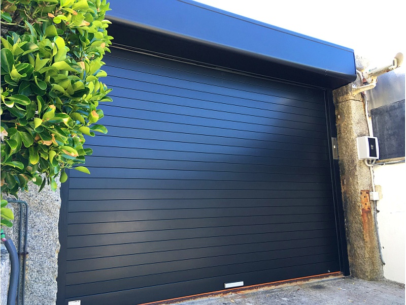 Puerta Garaje Estilo ContemporáneoEcuador