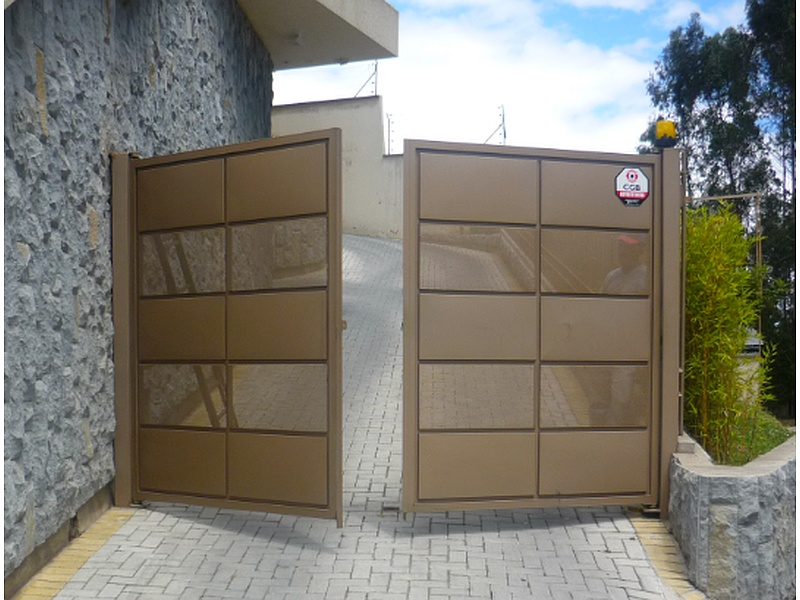 Puerta Garaje Seccional Acero Ecuador
