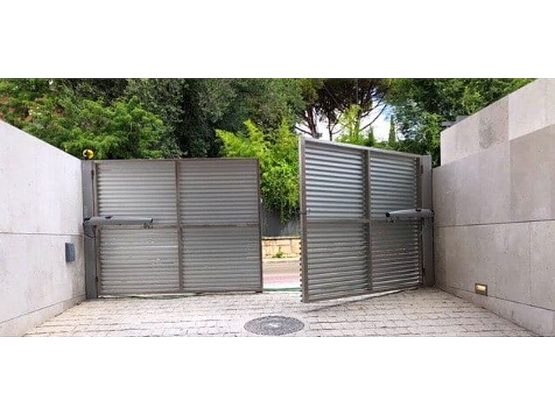 Puerta Garaje Panelada Acero Ecuador