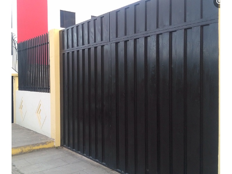 Puerta Garaje Aluminio Franjas Negras Ecuador