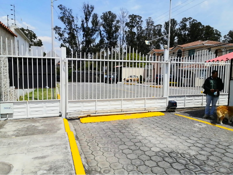 Puerta Garaje Hierro Aluminio Ecuador