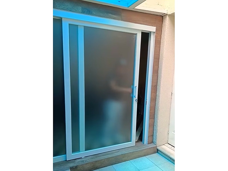 Mampara con Aluminio Blanco y Vidrio Traslúcido - Ecuador