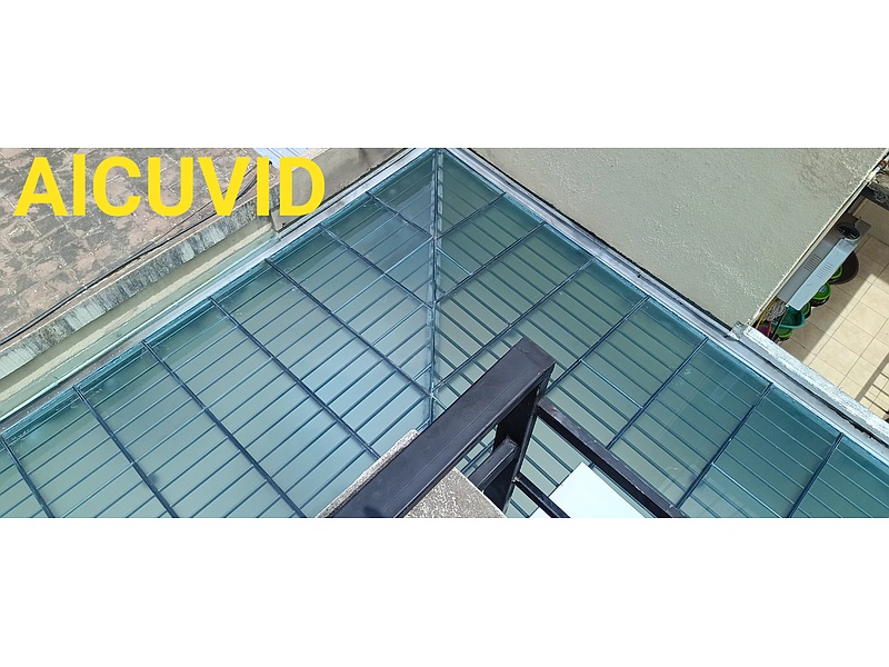 Pergola en aluminio negro con sistema de paliyaje y vidrio a la Sido de 6 mm - Ecuador