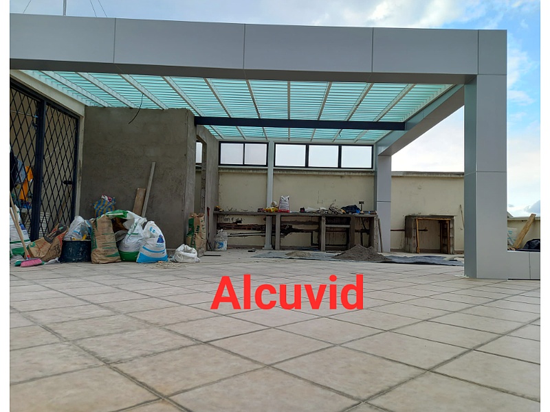 Pergola en aluminio blanco con sistema de paliyaje Ecuador