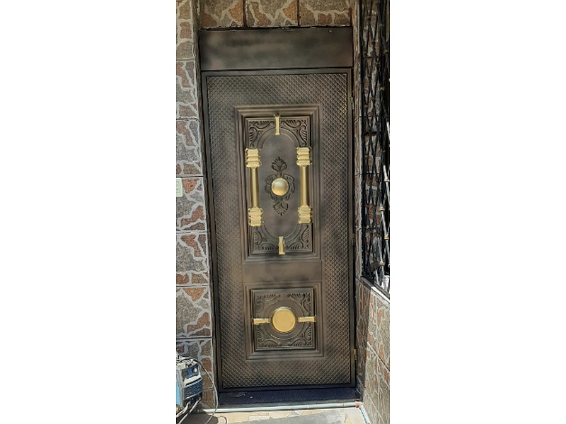 Puerta Metálica Negra y Dorado - Ecuador