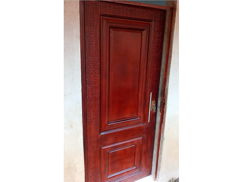 Puerta de Madera con Tallado Ornamental - Ecuador