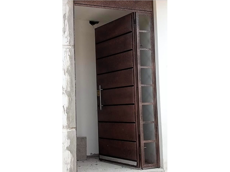 Puerta de Madera con Paneles Horizontales Ecuador