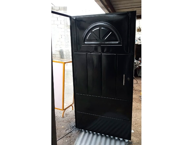Puerta Metálica con Diseño Arqueado Ecuador