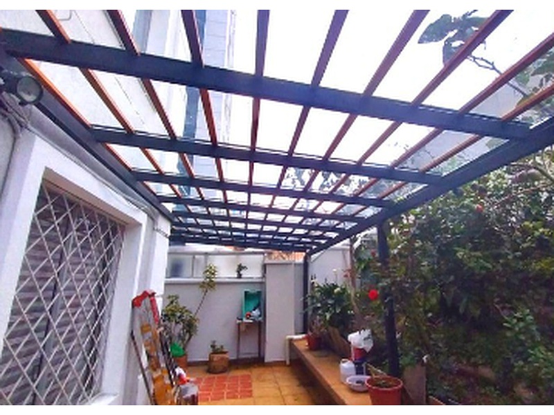 Pérgola Metálica con Vidrio Traslúcido - Ecuador