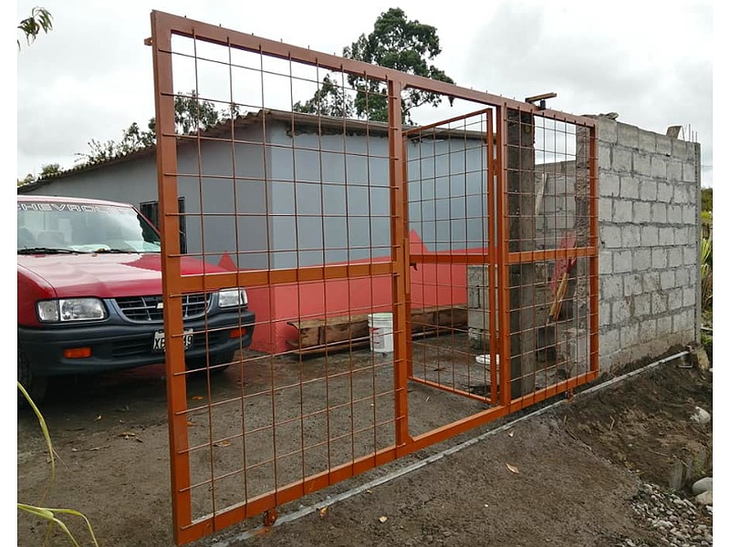 PORTÓN METÁLICO CORREDIZO - AMBATO