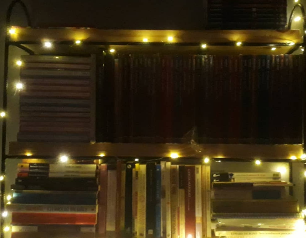 Estantería moderna de metal Ecuador