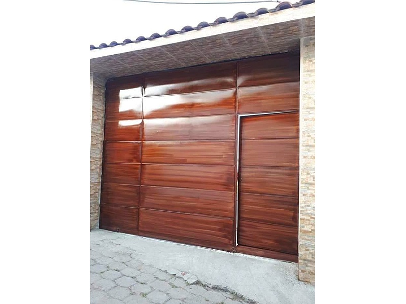 Puerta garage café Quito