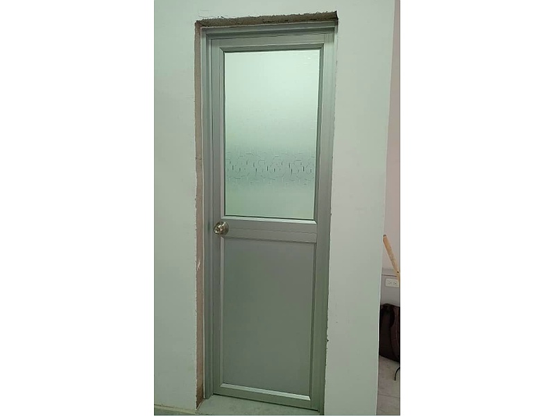 Puerta de aluminio gris metálico Quito