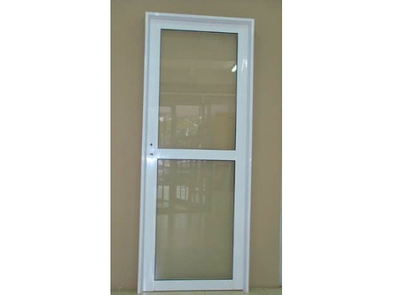 Puerta de aluminio con marco blanco Quito 