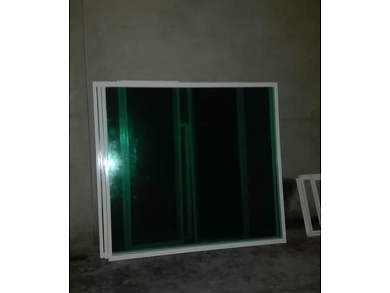 Ventana de aluminio vidrio oscuro Quito