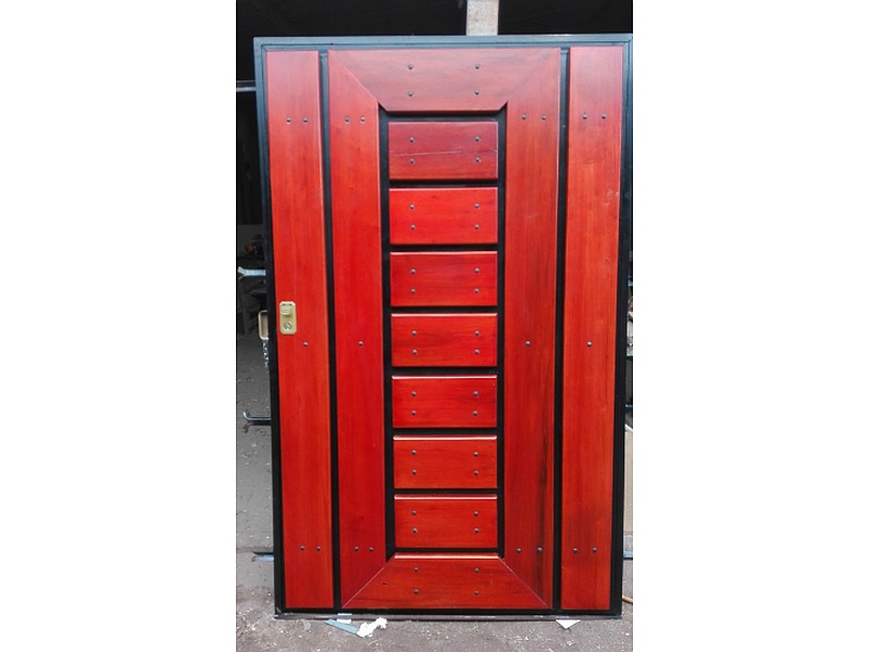 Puerta de madera con marco metálico Quito