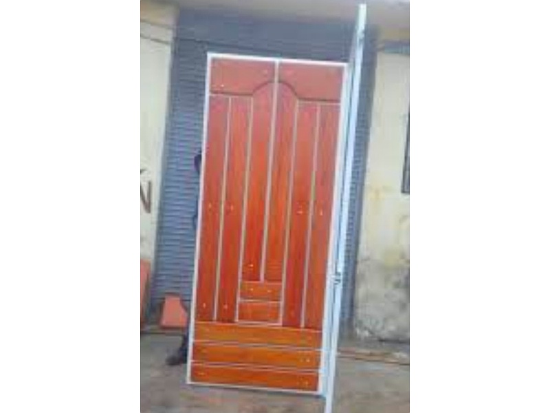 Puerta de mader rojiza Quito 