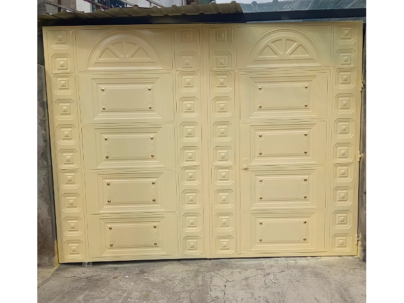 Puerta garaje beige Quito