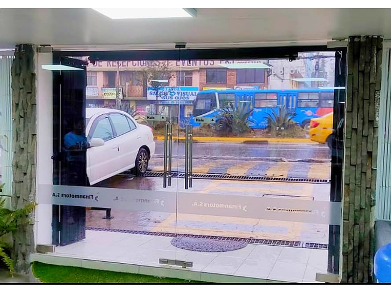 Puerta de vidrio para local comercial Quito