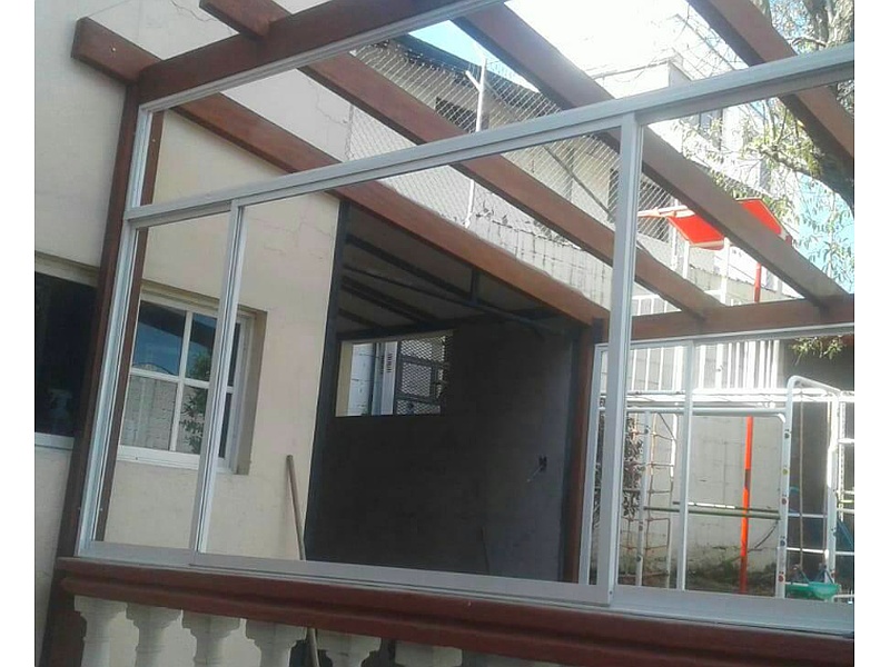 División estructural en aluminio Quito