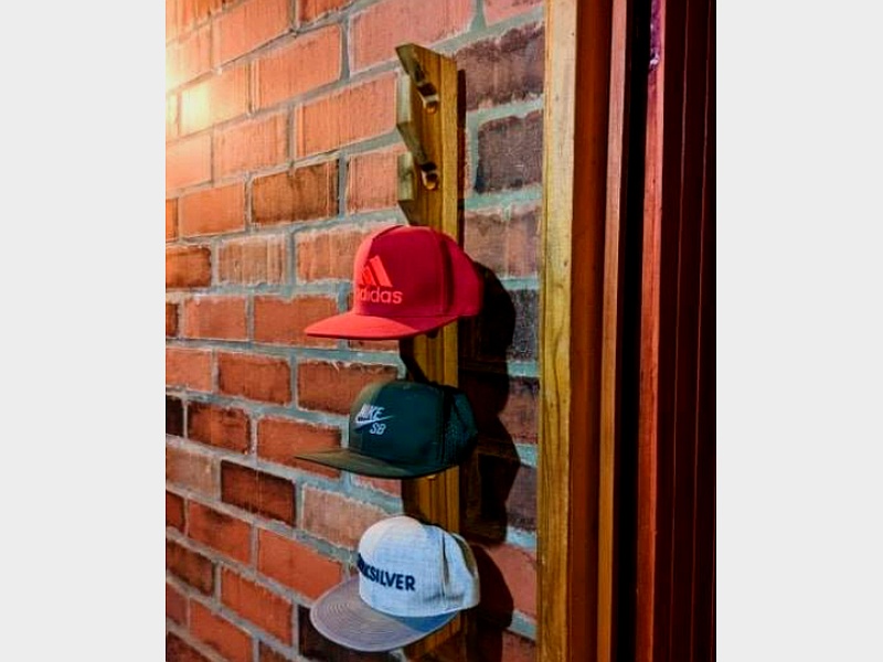 mueble apoya gorras madera ecuador