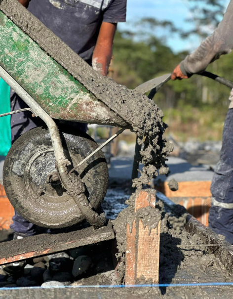 Albañiles en la Colocación de Muros Ecuador