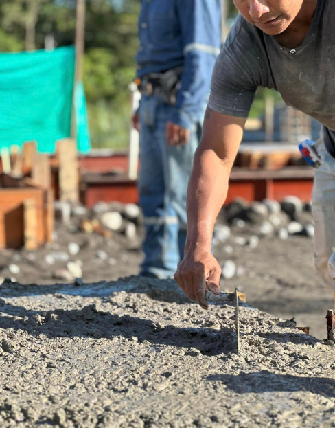 Albañiles Realizando Acabados Finos Ecuador