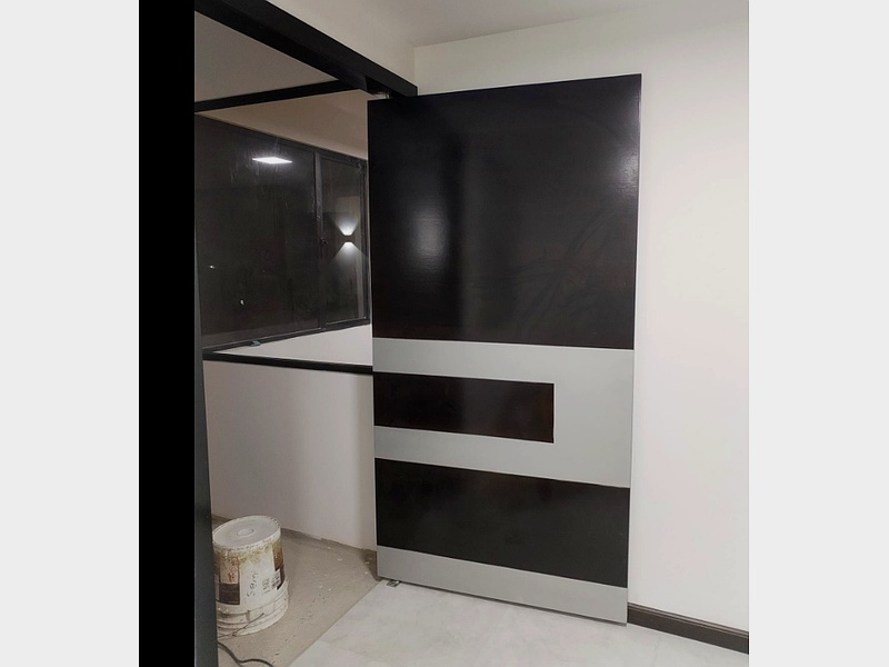 puerta negra figuras gris ecuador