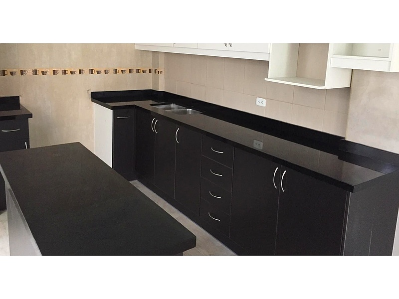 Mesón Negro Marmol Ecuador