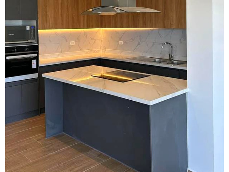 Mesón Elegante Cocina Cuarzo Ecuador