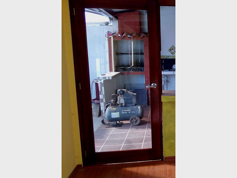 PUERTA CAFE VIDRIO MADERA ECUADOR