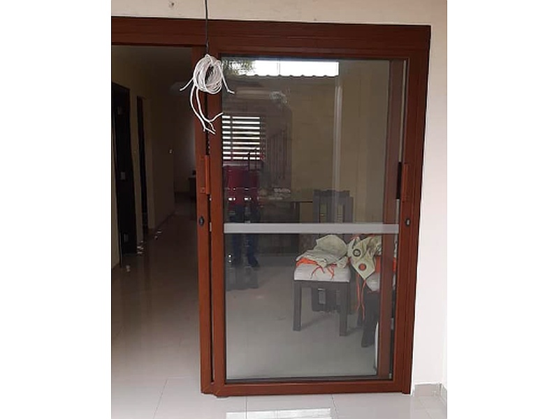 Puerta Corrediza en Aluminio Maderado - Ecuador