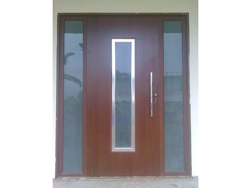 Puerta de Madera con Panel Lateral y Central de Vidrio Transparente - Ecuador