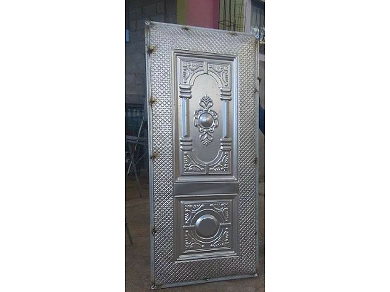 Puerta de hierro gris ecuador