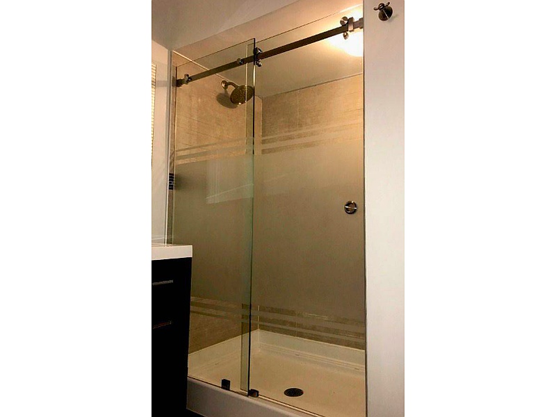 Mampara de Ducha en Vidrio Transparente y Accesorios de Acero - Ecuador
