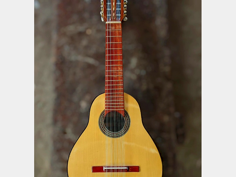 guitarra pequeña ecuador