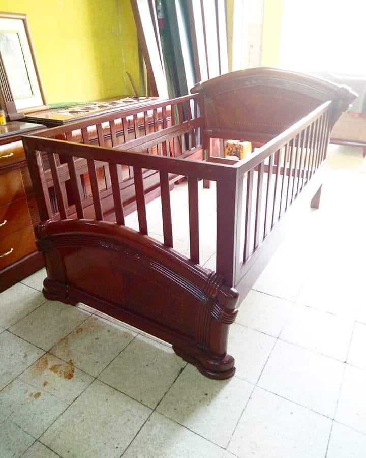 Cuna en madera Ecuador Mueblería Jiménez Guayaquil 