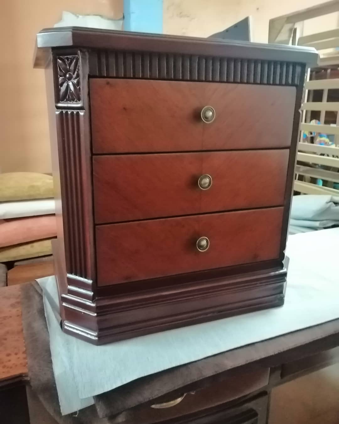Velador de madera Ecuador Mueblería Jiménez Guayaquil 