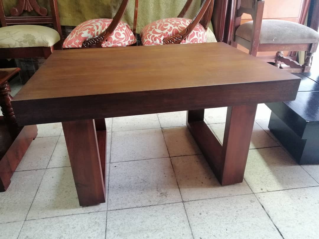 Mesa de centro  patas cuadradas de madera Ecuador Mueblería Jiménez Guayaquil 