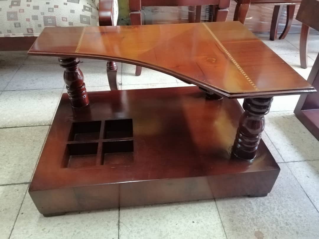Mesa de centro estilo colonial de madera Ecuador Mueblería Jiménez Guayaquil 