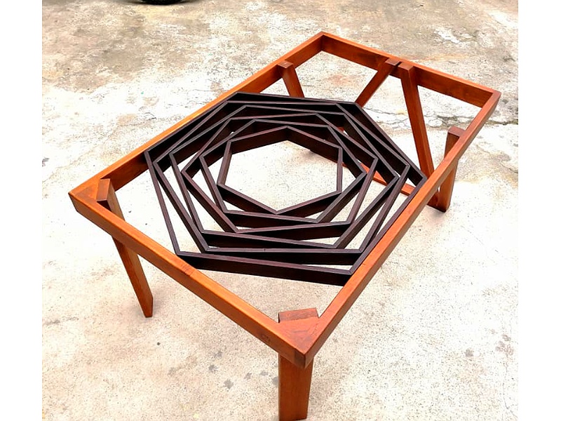 Mesa de Centro con Diseño Poligonal - Ecuador