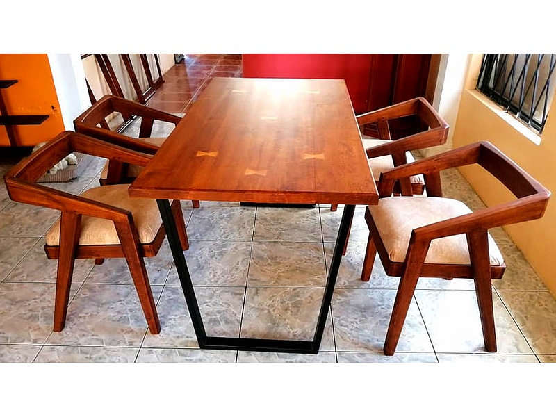 Juego de Comedor en Madera Sólida - Ecuador