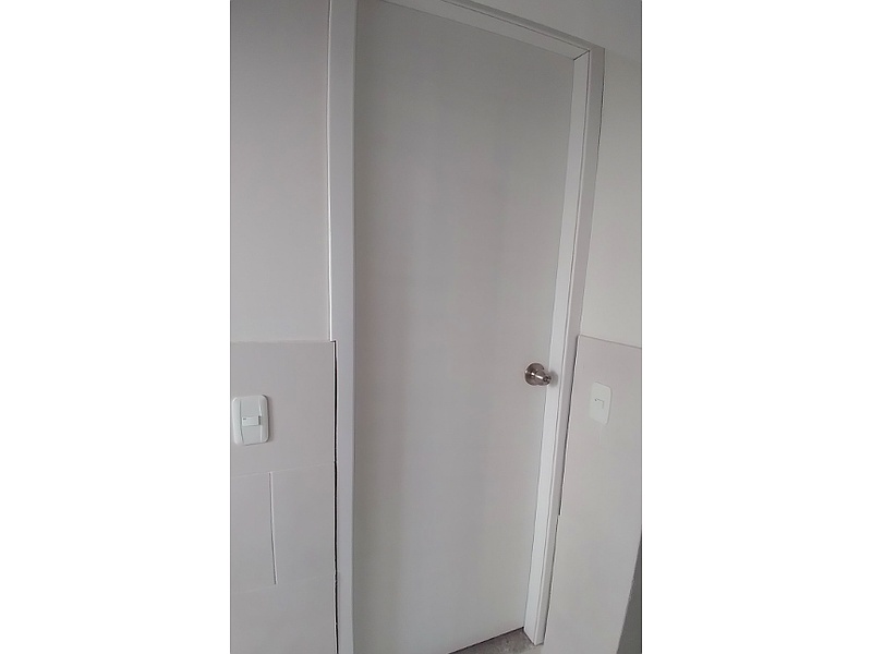 Puerta madera blanca Ecuador 