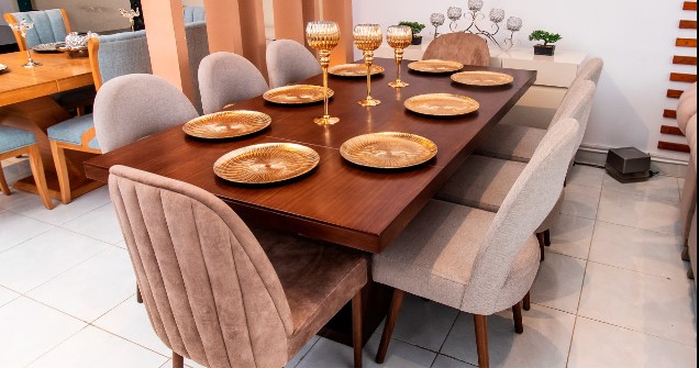 Comedor moderno con mesa de madera color marrón Ecuador Mueblería D' Arte La Quadra