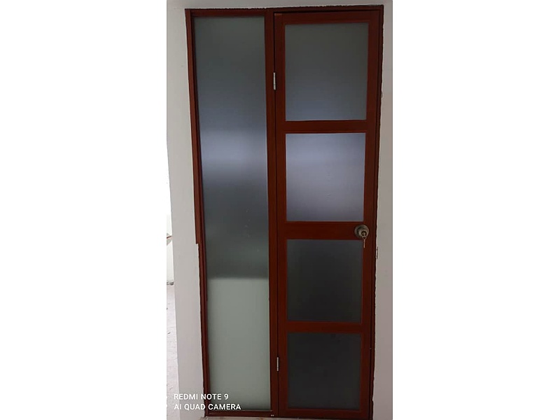 Puerta de Aluminio color Madera y Vidrio Arenado - Ecuador