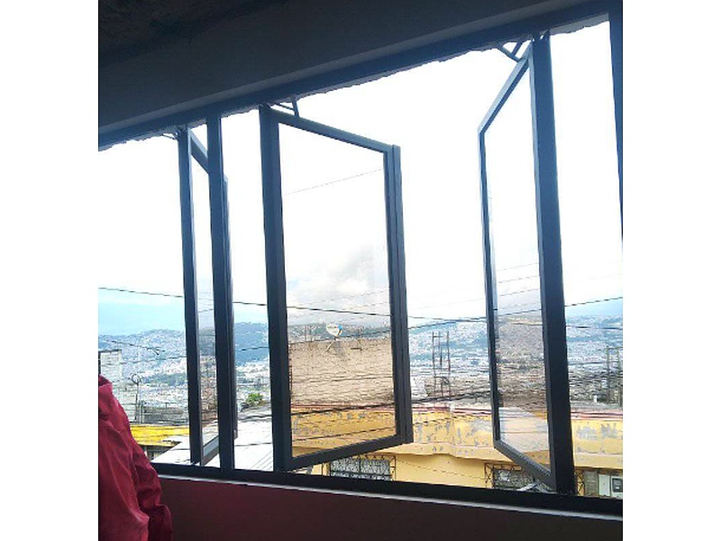 Ventana Oscilobatiente de PVC Ecuador